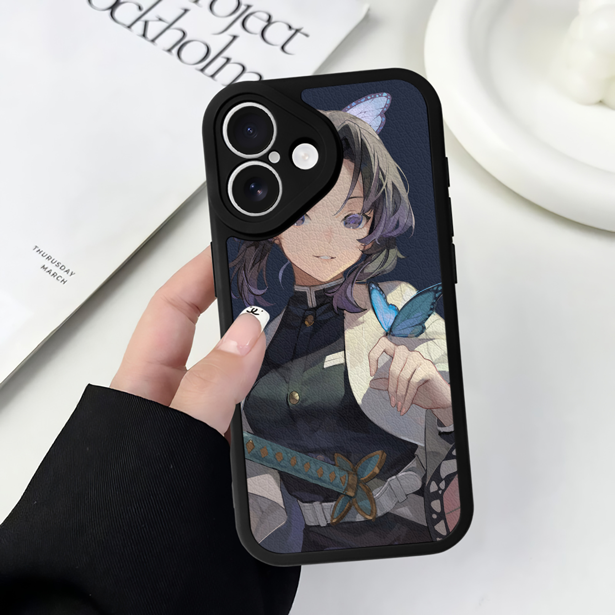 （画像用） 鬼滅の刃（きめつのやいば）蟲柱-胡蝶 しのぶ／こちょう しのぶ Kochou Shinobu 【iPhone 16シリーズ対応】シリコンスマホケース（レザー調） 材質：シリコン